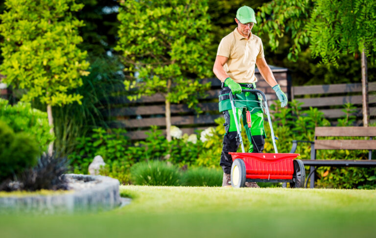 Prevención de riesgos laborales en jardinería: normativa, riesgos y equipos de protección individual