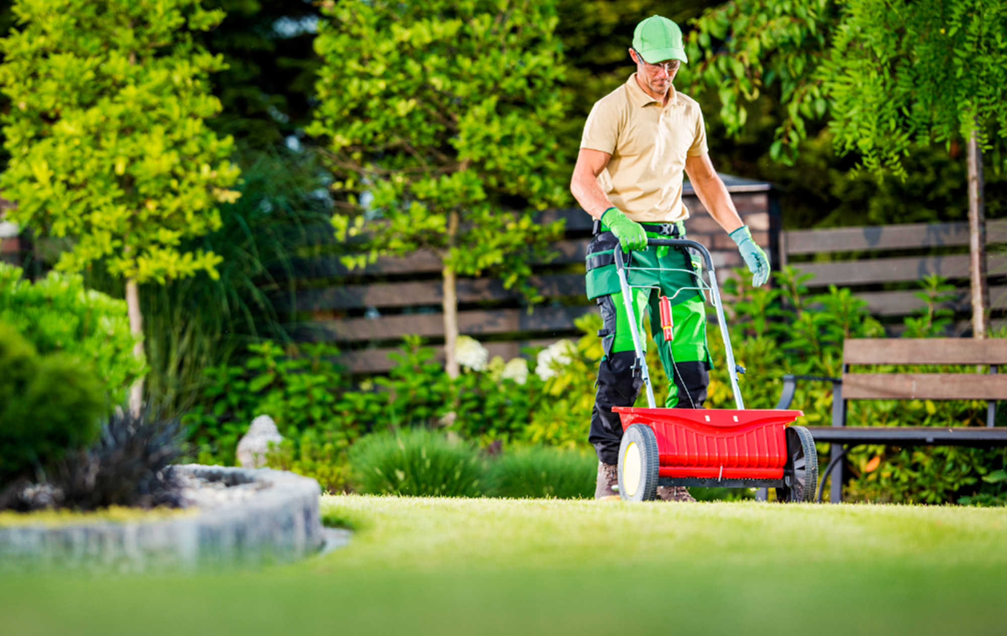 Prevención de riesgos laborales en jardinería: normativa, riesgos y equipos de protección individual
